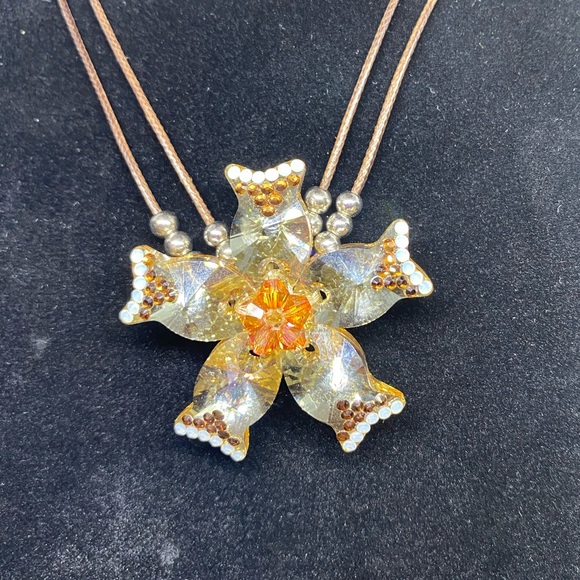Stunning Crystal Flower Necklace - Picture 2 of 9